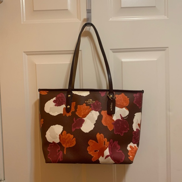 Coach City Zip Tote in Field Flora Print 
NWOT- RETIRED 2016 - Picture 13 of 13